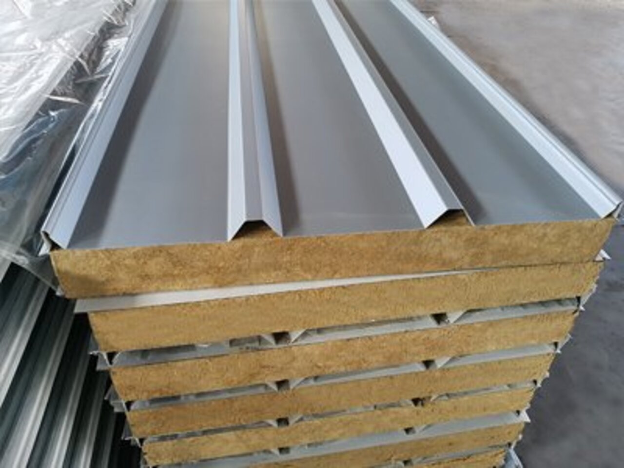 彩鋼巖棉夾芯板（屋面板）